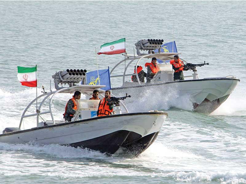زورقان إيرانيان قبالة بندر عباس قبل يومين (أ ف ب )