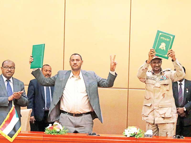 الربيع ودقلو بعد التوقيع على الإعلان الدستوري في الخرطوم أمس         (إي بي ايه)