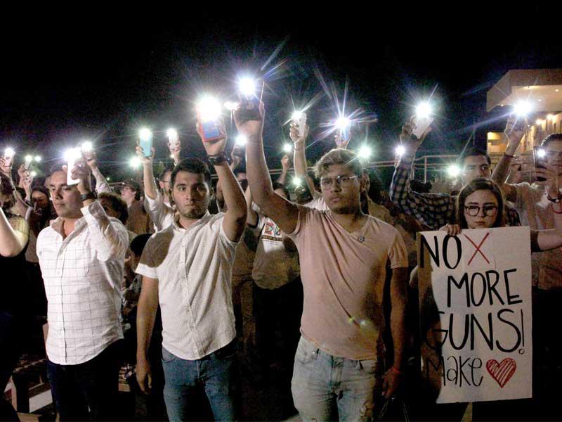 أميركيون يتضامنون على طريقتهم مع ضحايا هجوم إل باسو أمس الأول (أ ف ب)