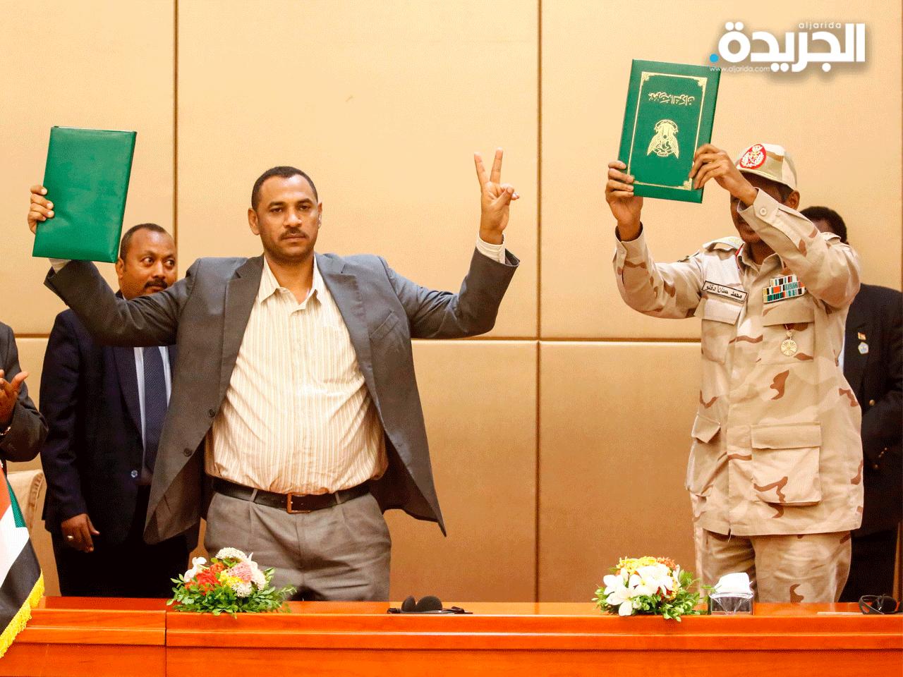 لحظة التوقيع على الاعلان الدستوري