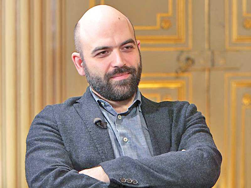 الكاتب الروائي الإيطالي روبرتو سافيانو