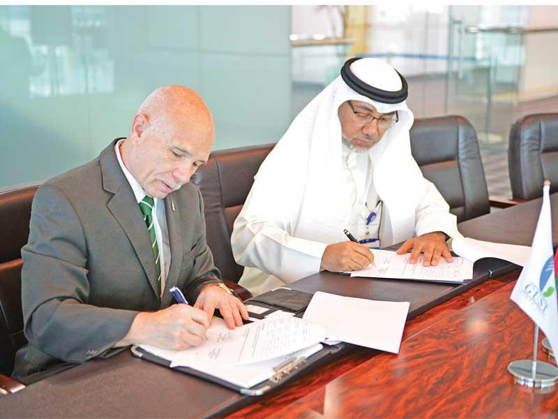 جانب من توقيع تجديد الاتفاقية