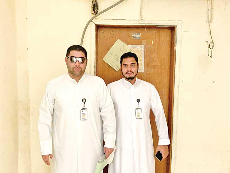 فريق البلدية خلال توجيه انذار لاحد العقارات المخالفة