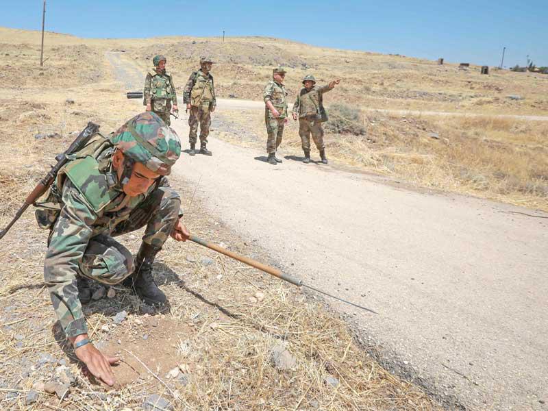 تدريب جنود على إزالة الألغام قرب  دمشق في 27 يونيو           (أ ف ب)