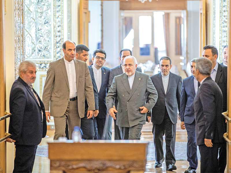 ظريف لدى وصوله إلى مقر وزارة الخارجية في طهران أمس (رويترز)