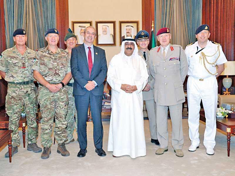 مشعل الأحمد متوسطاً الوفد العسكري البريطاني