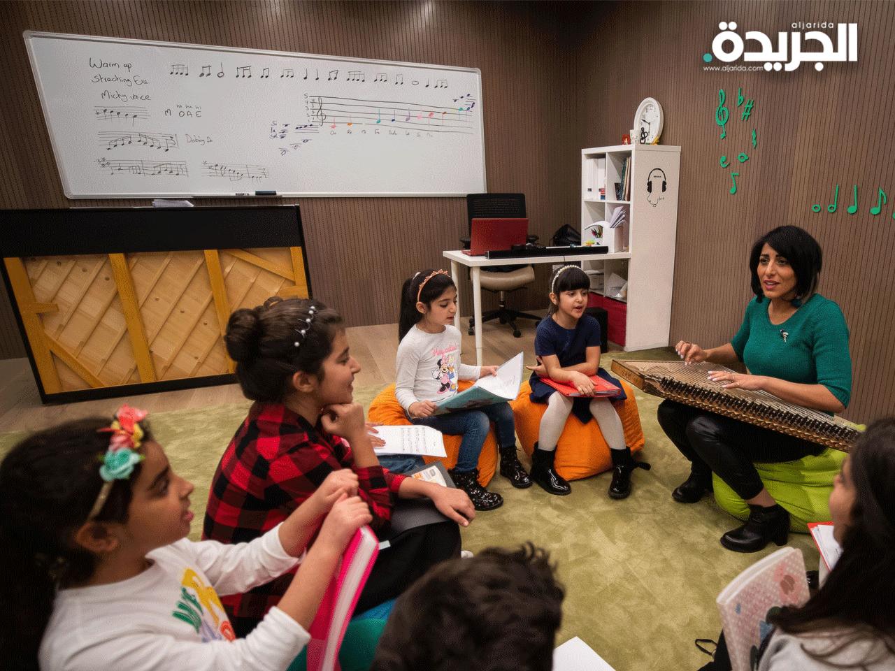  أطفال في فترة التشغيل التجريبي لأحد فصول مدرسة الموسيقى 