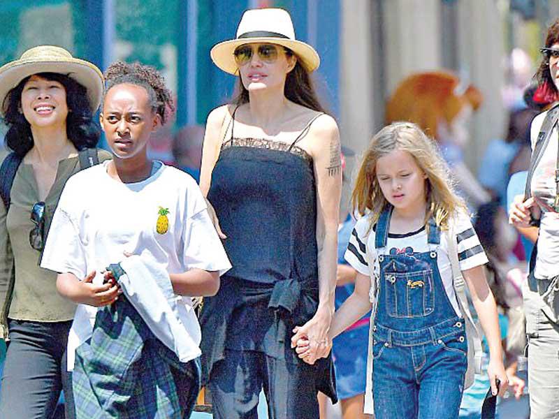 النجمة ​أنجلينا جولي  مع بناتها 