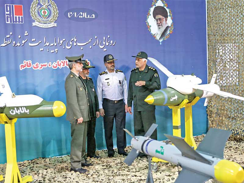 وزير الدفاع الإيراني يستعرض قنابل متطورة تم الكشف عنها أمس في طهران   (إرنا)