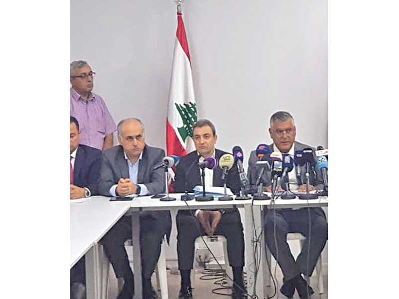 بوفاعور (وسط) خلال مؤتمره الصحافي أمس 