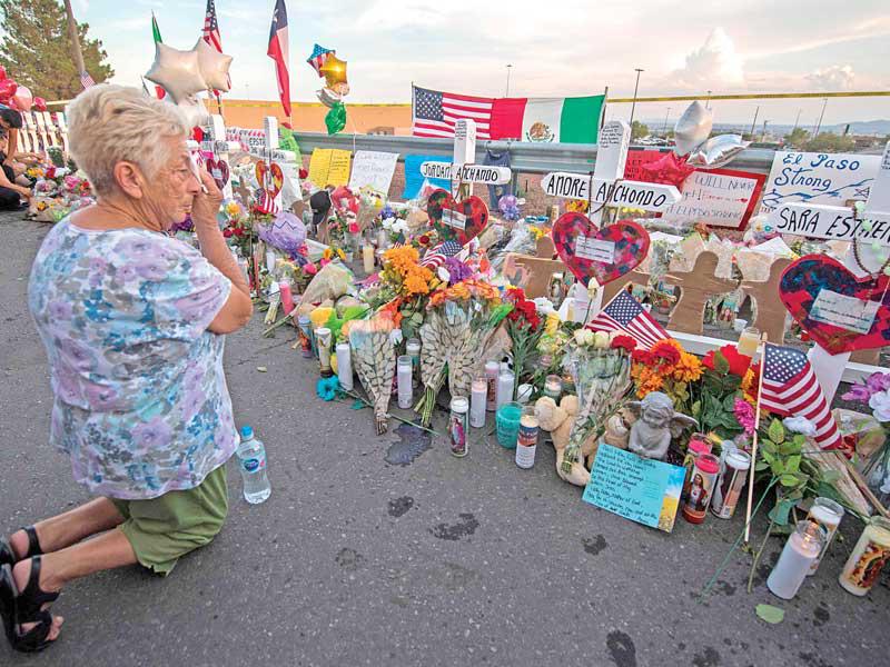 أميركية تزور موقع إطلاق النار في إل باسو أمس الأول (أ ف ب)