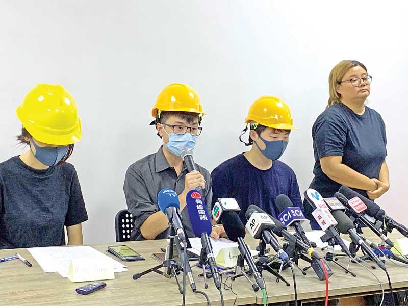 ناشطون ملثّمون خلال مؤتمرهم الصحافي في هونغ كونغ أمس (أ ف ب)