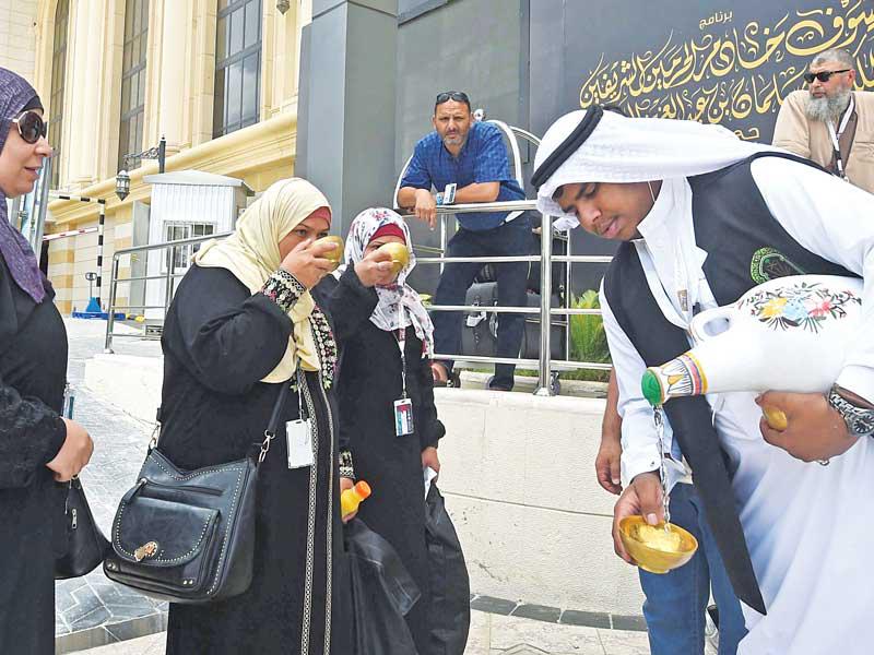 سعودي يروي ظمأ الحجاج بماء زمزم عند وصولهم إلى مكة المكرمة أمس     (أ ف ب)