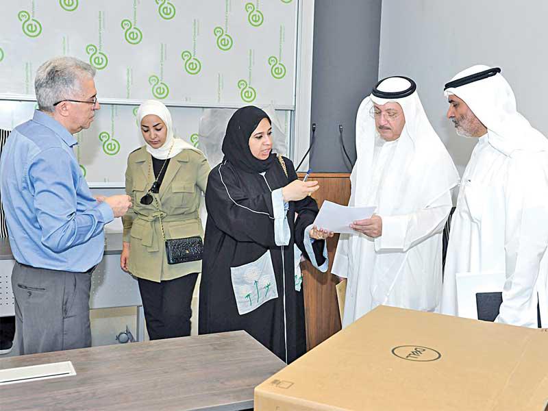 جانب من عملية توريد الأجهزة 