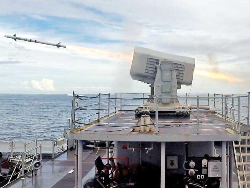 تدريبات على إطلاق صاروخ من سفينة حربية أميركيةt(البحرية الأميركية)