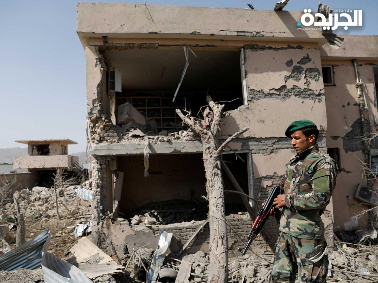 جندي من الجيش الوطني الأفغاني  يتفقد موقع انفجار في كابول ، أفغانستان