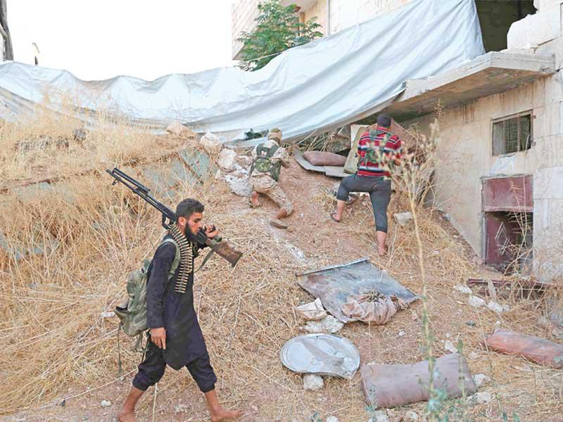 مقاتلون مدعومون من تركيا على خط المواجهة في تادف قرب مدينة الباب بريف حلب أمس الأول (أ ف ب)