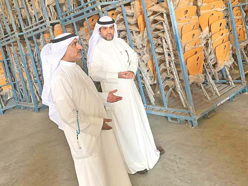 الحربي والمطيري أثناء تفقدهما الأثاث المدرسي أمس