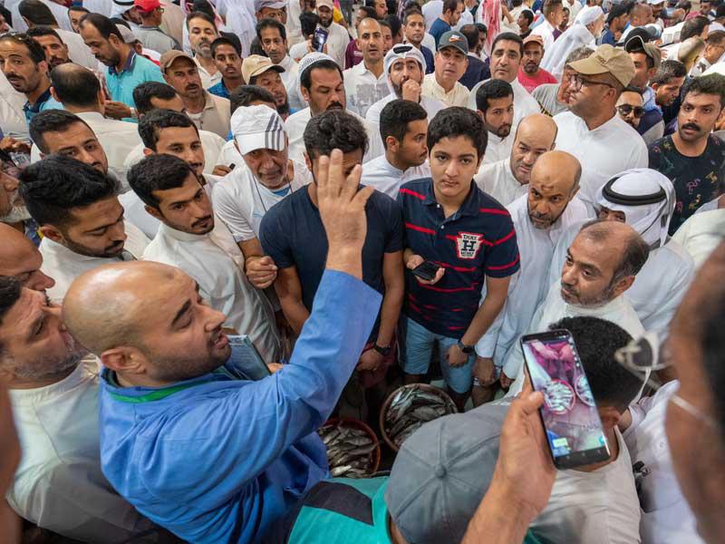 المزاد في سوق السمك بشرق أمس (بعدسة عبدالمجيد الشطي)