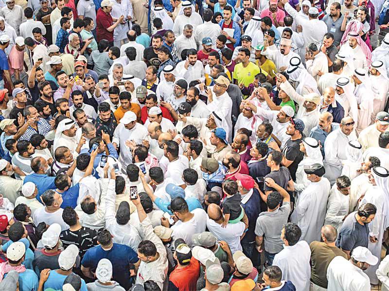 إقبال حاشد على مزاد السمك أمس (بعدسة عبدالمجيد الشطي)