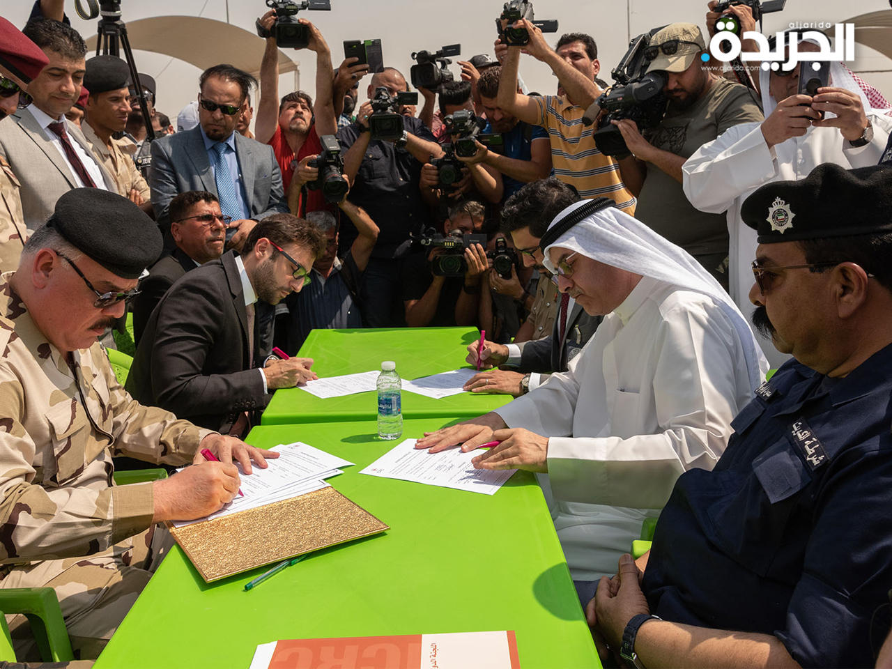  جانب من مراسم تسلم الرفات لاجراء الاستعراف عليها 