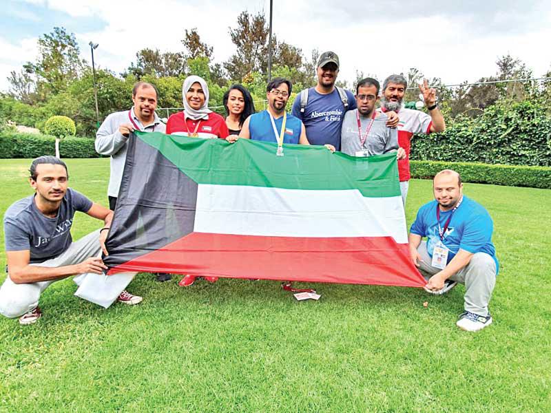 فهد الحساوي يتوسط الوفد الكويتي المشارك