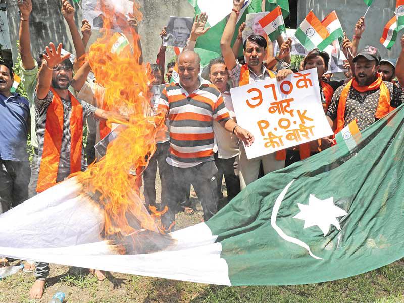 متظاهرون في الجزء الهندي من  كشمير يحرقون أمس علماً باكستانياً     (اي بي ايه)