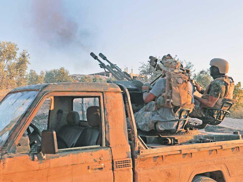 مقاتلو «النصرة» خلال مواجهات في إدلب أمس t(أ ف ب)