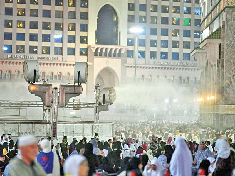 الحجاج تحت مراوح الرذاذ المائي في ساحة المسجد الحرام أمس (واس)
