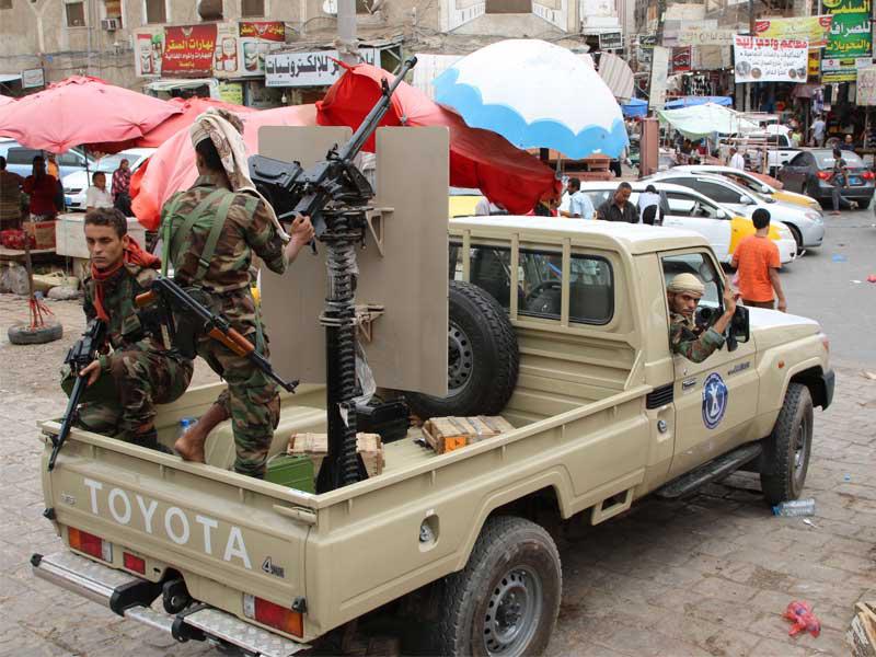 المقاتلون من المجلس الانتقالي الجنوبي الانفصالي يقودون سياراتهم في عدن