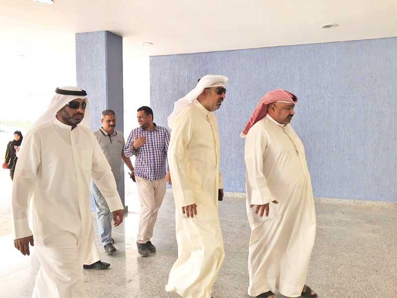 السلطان وبن غيث والعلاطي اثناء الجولة أمس