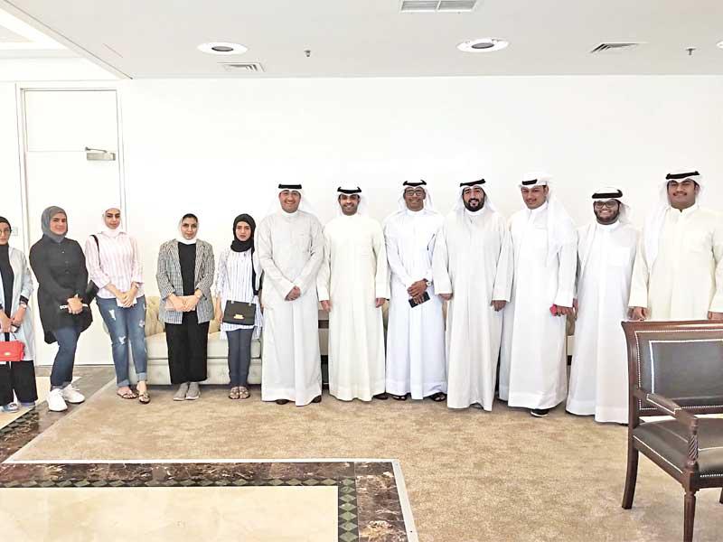 الزميل حسين العبدالله متوسطاً الطلبة المشاركين في البرنامج