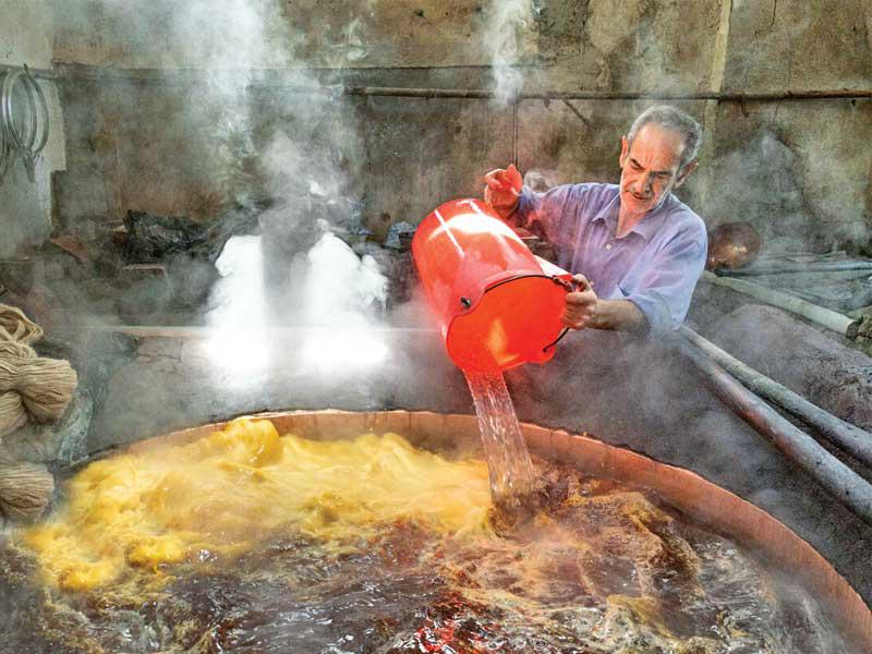 إيراني في ورشة لتصنيع السجاد في تبريز أمس الأول (إرنا)