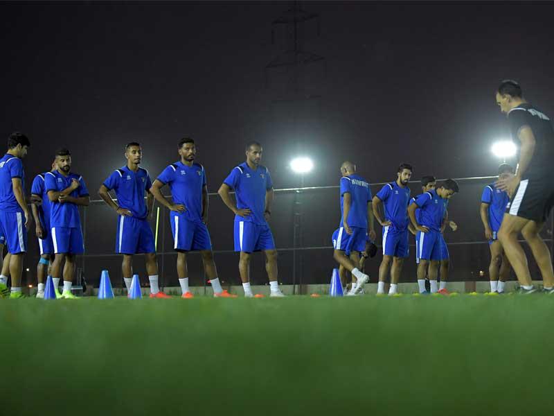 جانب من تدريب الازرق قبل لقاء البحرين