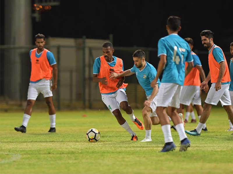 الفريق الأول بكرة القدم بالنادي العربي في تدريب سابق