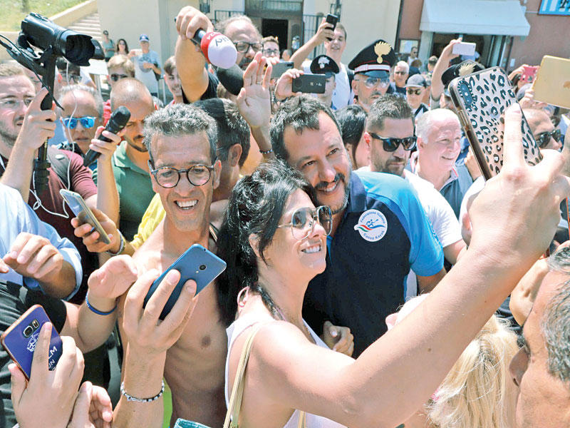 إيطالية تلتقط سيلفي مع سالفيني في تيرمولي أمس الأول (اي بي ايه)