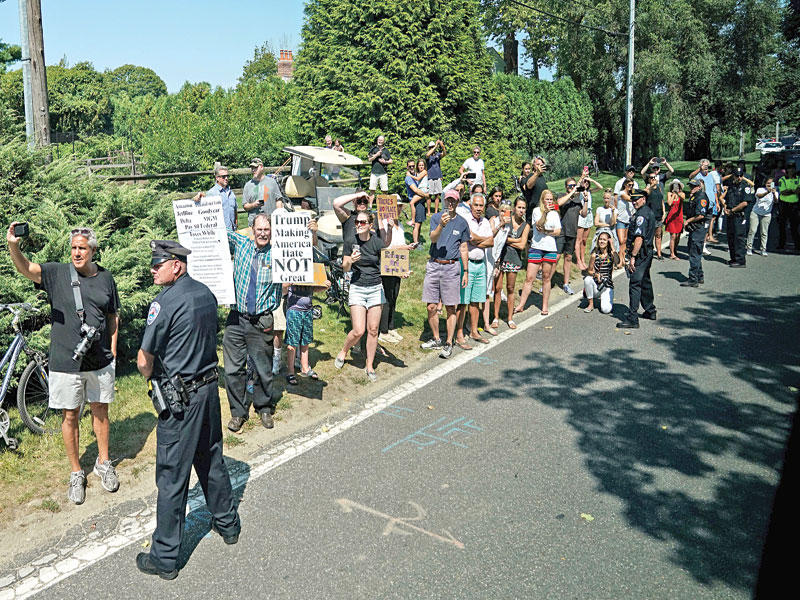 أميركيون على طريق مرور موكب ترامب في نيويورك أمس الأول (رويترز)