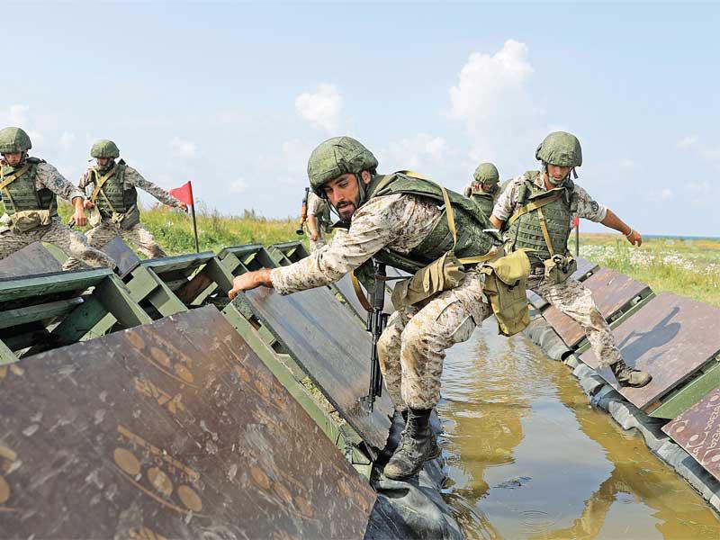 جنود إيرانيون في مسابقة دولية في كالينينغراد بروسيا الخميس الماضي (رويترز)n