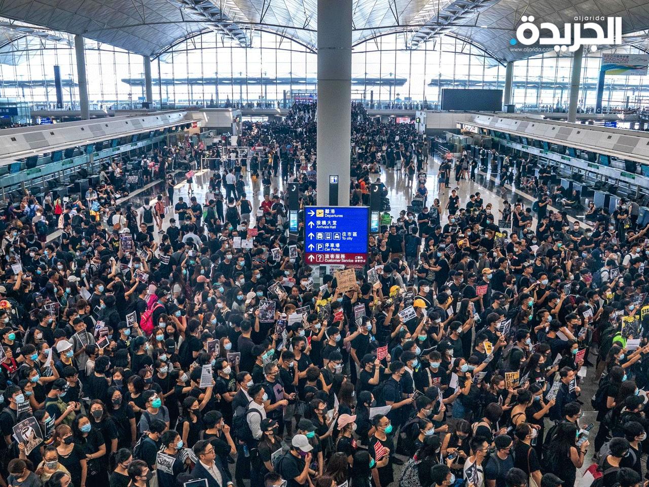 اجتاح آلاف المتظاهرين الداعمين للديموقراطية باحة وصول المسافرين