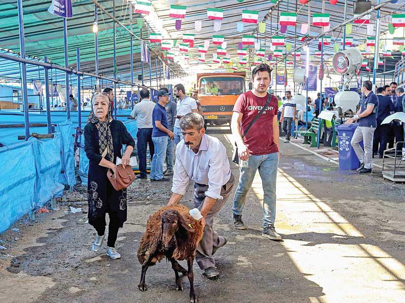 إيرانيون داخل سوق لبيع الأضاحي في طهران أمس الأول (أ ف ب)