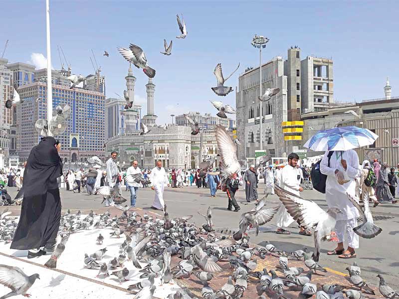 حجاج في ساحة المسجد الحرام أمس (أ ف ب)