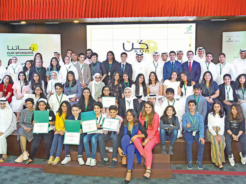 الفائزون والمكرمون في لقطة جماعية