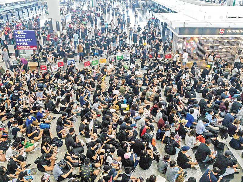   محتجون باللباس الأسود داخل مطار هونغ كونغ أمس (اي بي ايه)