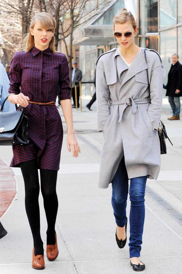 المغنية تايلور سويفت و كارلي كلوس