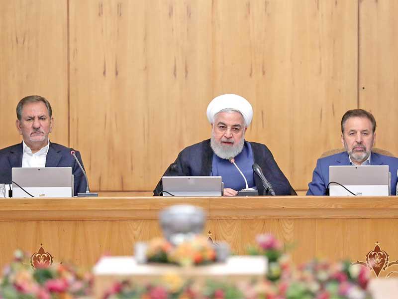 روحاني مترئساً اجتماع الحكومة في طهران أمسt(رويترز)