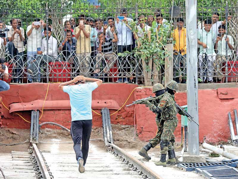 تدريب للجيش الهندي على التعامل مع أزمة إرهابية بمحطة قطارات في نيودلهي أمس (إي بي إيه)