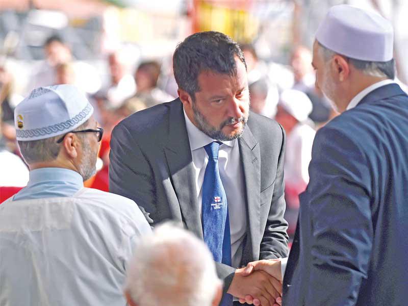 في مراسم اتخذت طابعاً سياسياً غير متوقع بفعل انهيار الائتلاف الشعبوي الحاكم، أحيت إيطاليا أمس الذكرى السنوية الأولى لانهيار جسر جنوى ومقتل 43 شخصاً في 14 أغسطس 2018، وفي الصورة يواسي سالفيني اثنين من أقارب ضحايا الكارثة.