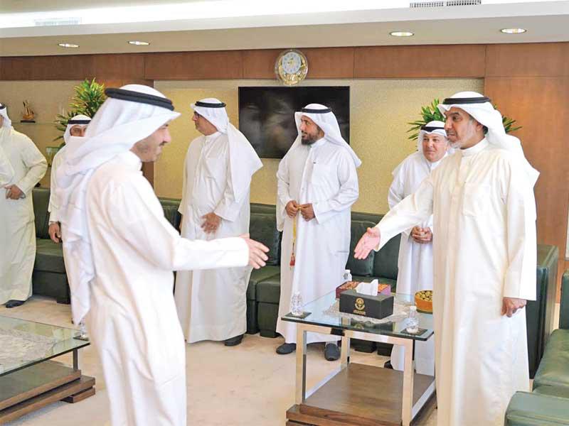 الشعلة مستقبلاً المهنئين في أول يوم دوام