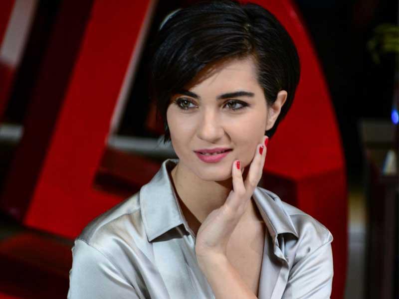 النجمة التركية ​توبا بويوكستون