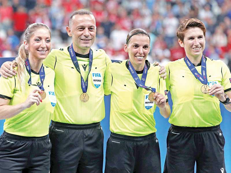 طاقم التحكيم